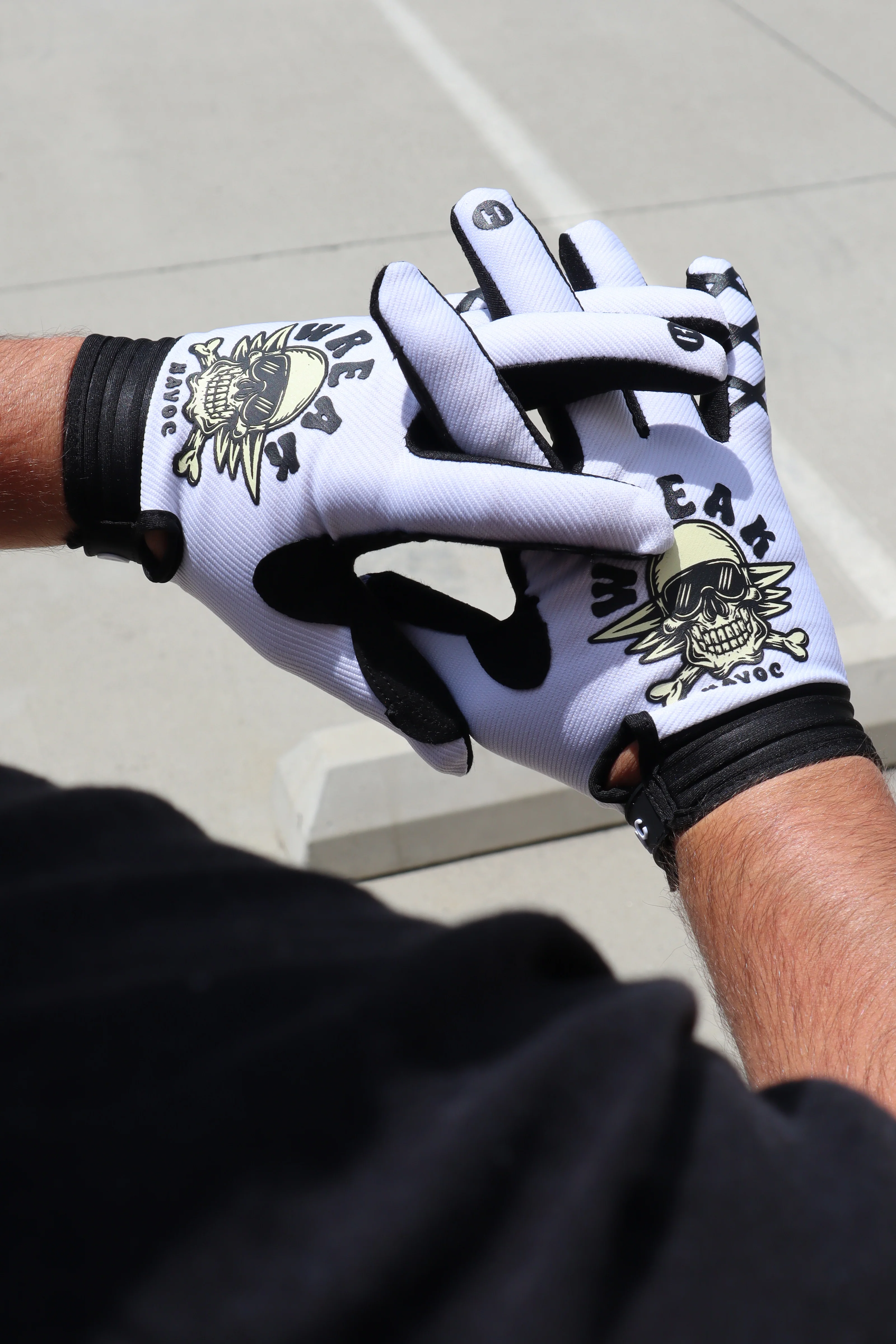 Skull and Crossbones Gloves - Image 3